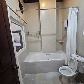 Een douche, een hydromassagedouche, designer toiletartikelen