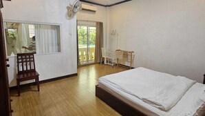 A hotel room with a bed, a chair, a desk, and a window. - ALI XAYATHIT APARTMENT & HOTEL (Vientiane)
