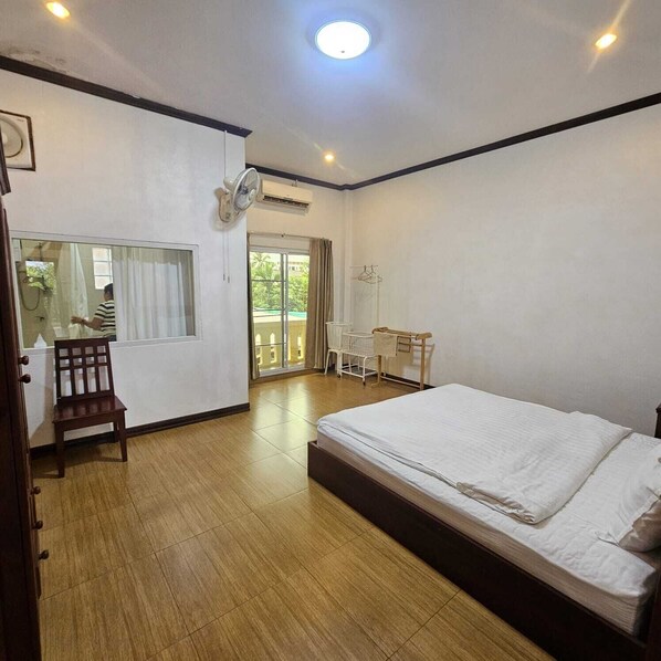 Premium bedding, desk, soundproofing, free WiFi