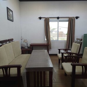 Premium bedding, desk, soundproofing, free WiFi