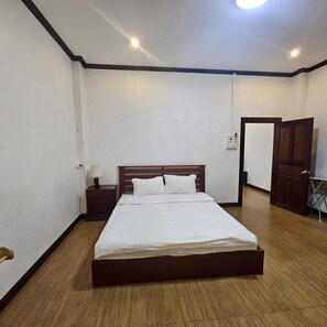 Premium bedding, desk, soundproofing, free WiFi