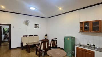 Hochwertige Bettwaren, Schreibtisch, schallisolierte Zimmer