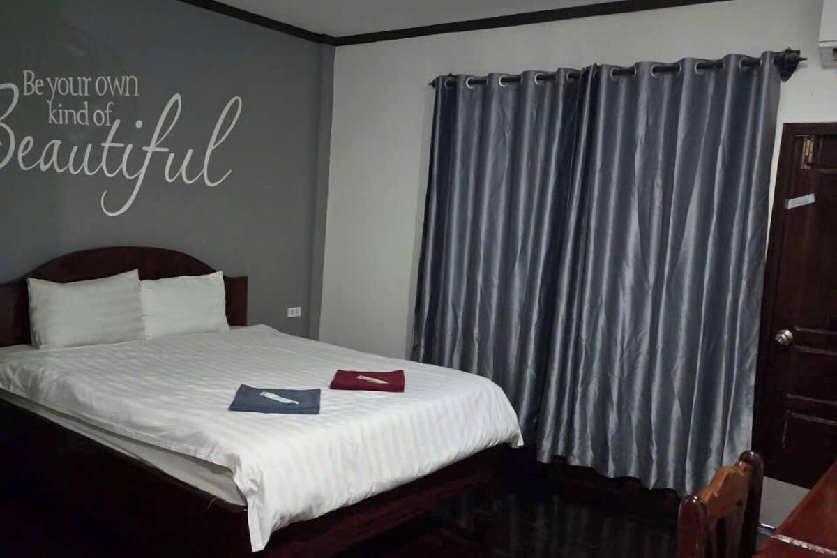 Premium bedding, desk, soundproofing, free WiFi