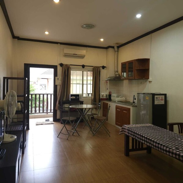 Premium bedding, desk, soundproofing, free WiFi