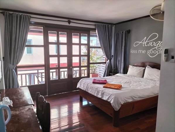 Premium bedding, desk, soundproofing, free WiFi