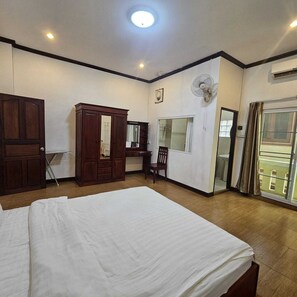 Premium bedding, desk, soundproofing, free WiFi