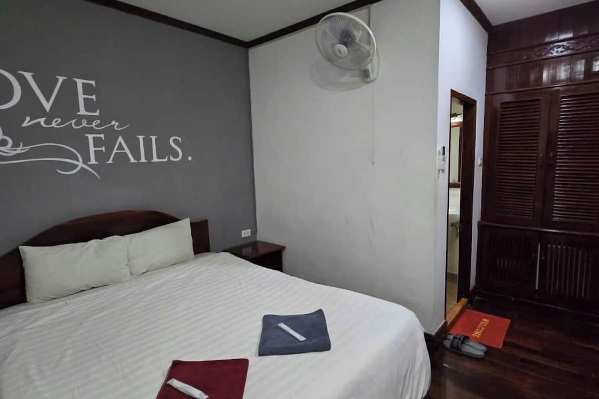 Premium bedding, desk, soundproofing, free WiFi