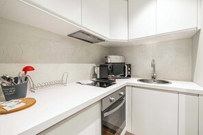 Kühlschrank, Mikrowelle, Herdplatte, Wasserkocher mit Kaffee-/Teezubehör