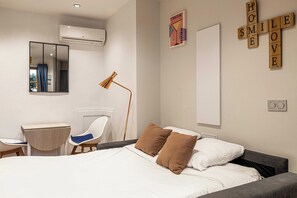 Iron/ironing board, travel cot, Internet, bed sheets