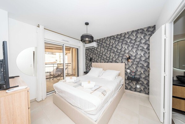 1 chambre, bureau, fer et planche à repasser, lit de bébé portatif