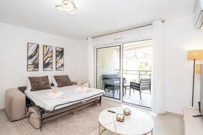 1 chambre, bureau, fer et planche à repasser, lit parapluie
