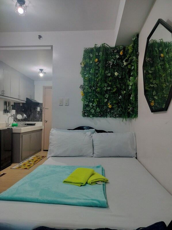 1 bedroom, iron/ironing board, internet, bed sheets