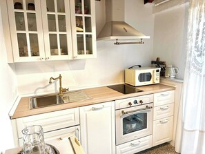 Een koelkast, een koffiezetapparaat/waterkoker