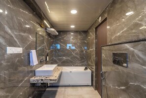 Deluxe Private Room with Jacuzzi and Ensuite Bathroom | Deep-soaking bathtub - goSTOPS Plus Uadipur Gulab Bagh (Udaipur)
