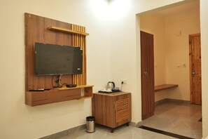 Deluxe Double Room, Mountain View | Bathroom | Shower, free toiletries, towels, soap