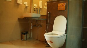 Shower, rainfall showerhead, free toiletries, towels - Kudrat Resort : Jim Corbett (Chauk Patelia)