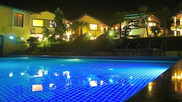 Una piscina al aire libre