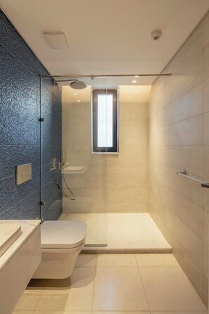 Ein modernes Badezimmer mit einer Duschkabine, einer Toilette und einem Waschbecken.