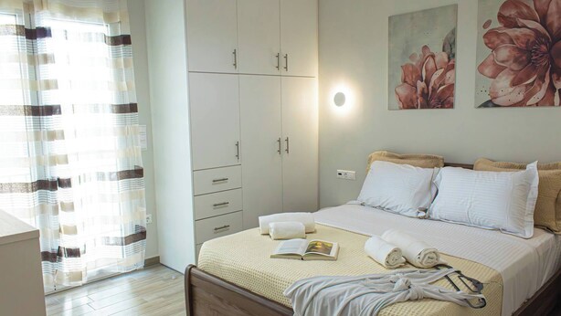 2 bedrooms, iron/ironing board, internet, bed sheets