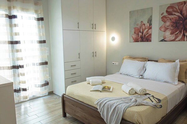 2 bedrooms, iron/ironing board, Internet, bed sheets - Comfortable and Spacious Apartment Near Acropolis (Athina)