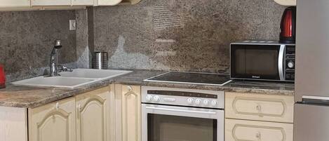 Kühlschrank, Mikrowelle, Ofen, Herdplatte