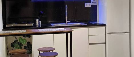 CafetiÚre-théiÚre, vaisselle et ustensiles