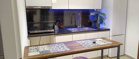 Kahvin-/teenkeitin, keittoastiat/astiat/ruokailuvälineet