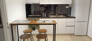 Coffee/tea maker, cookware/dishes/utensils