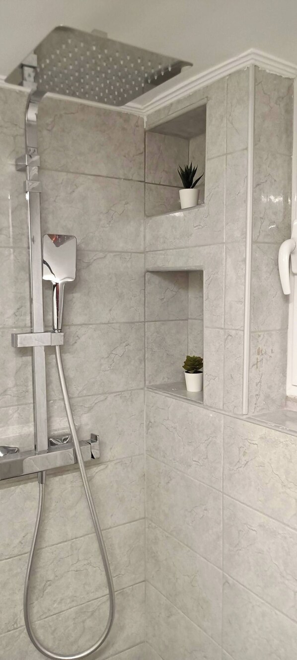 Shower, hair dryer - Marousi Accommodation (Marousi)