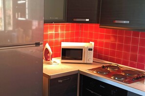 Microwave, dishwasher, coffee/tea maker, cookware/dishes/utensils