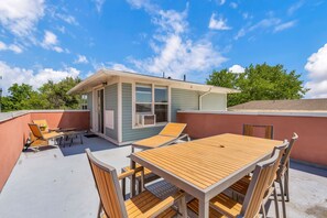Outdoor dining - Cozy  condo with sunny rooftop  Patio -Perfect outdoor Oasis in Heart of Boulder (Boulder)