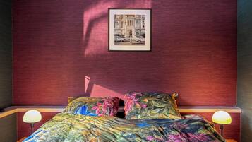 2 slaapkamers, een bureau, een strijkplank/strijkijzer, gratis wifi