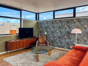 Smart-tv och ett bordtennisbord