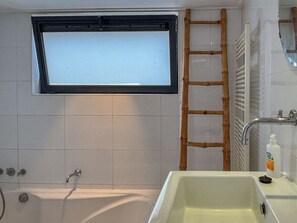 Sèche-cheveux, serviettes fournies, savon, shampoing