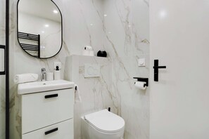 Shower, hair dryer, towels - Cosy flat - 4P/1BDR - La Villette (Paris)