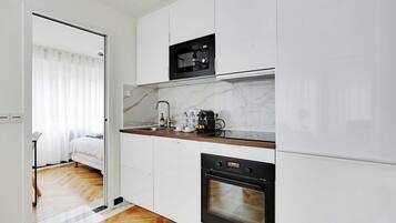 Een koelkast, een magnetron, een oven, een kookplaat