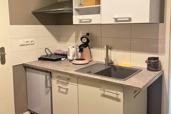 Réfrigérateur, micro-ondes, plaque de cuisson, cafetière/bouilloire