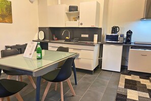 Kjøleskap, mikrobølgeovn, kokeplater og kaffetrakter/tekoker