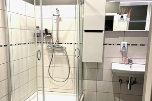 Douche, séchoir à cheveux, serviettes fournies