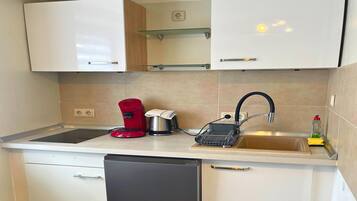 Kühlschrank, Mikrowelle, Herdplatte, Wasserkocher mit Kaffee-/Teezubehör