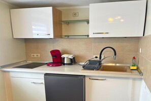 Fridge, microwave, stovetop, coffee/tea maker