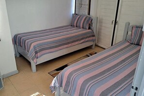 2 bedrooms, iron/ironing board, WiFi, bed sheets - Apartment with breathtaking sea views. Ten minutes from the beach and shops. (Flic en Flac)