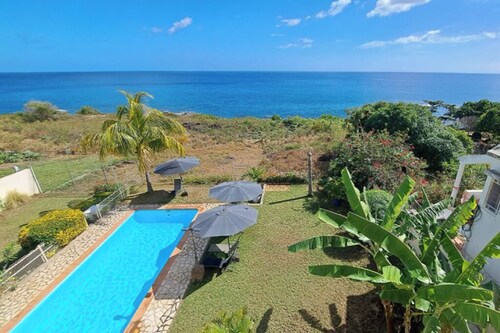 Apartment with breathtaking sea views. Ten minutes from the beach and shops.