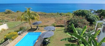 Apartment with breathtaking sea views. Ten minutes from the beach and shops.