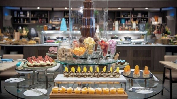 En buffet med forskellige desserter og en chokoladefontæne.
