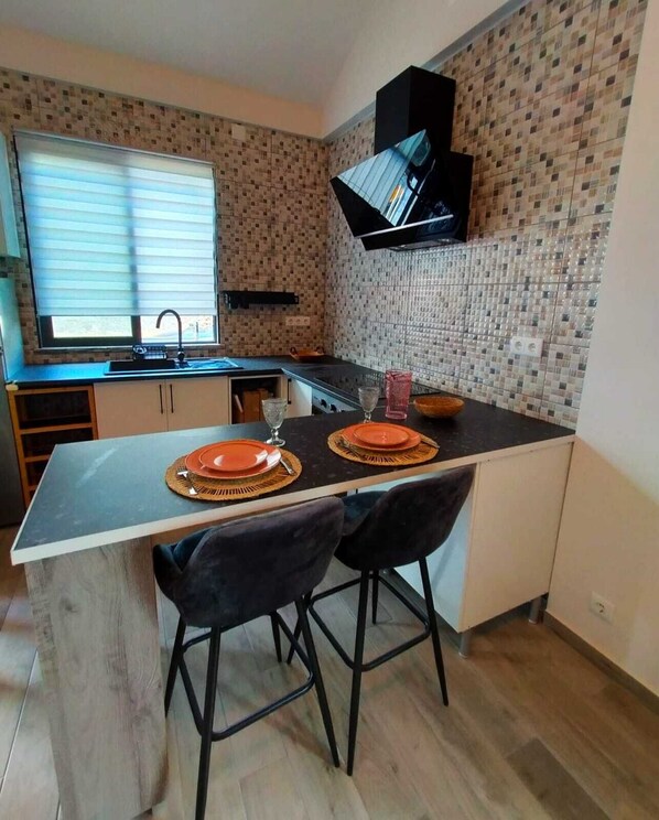 Fridge, microwave, oven, stovetop