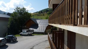Un bâtiment doté d’un balcon en bois et d’un toit en pente.