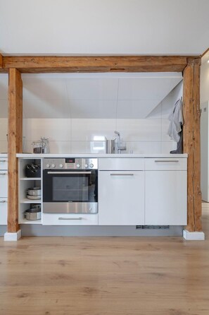 Kjøleskap, mikrobølgeovn, ovn og kokeplater