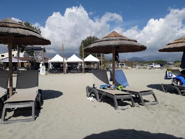 Vlak bij het strand, ligstoelen aan het strand