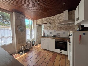 Geladeira, micro-ondas, lava-louças, cafeteira/chaleira